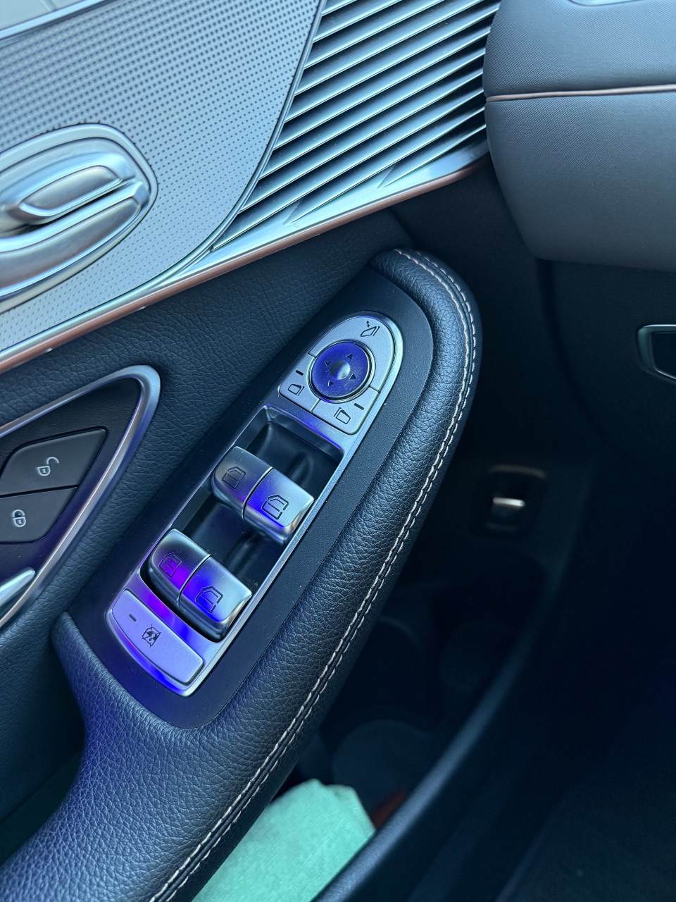 Mercedes-Benz EQC - фото 3