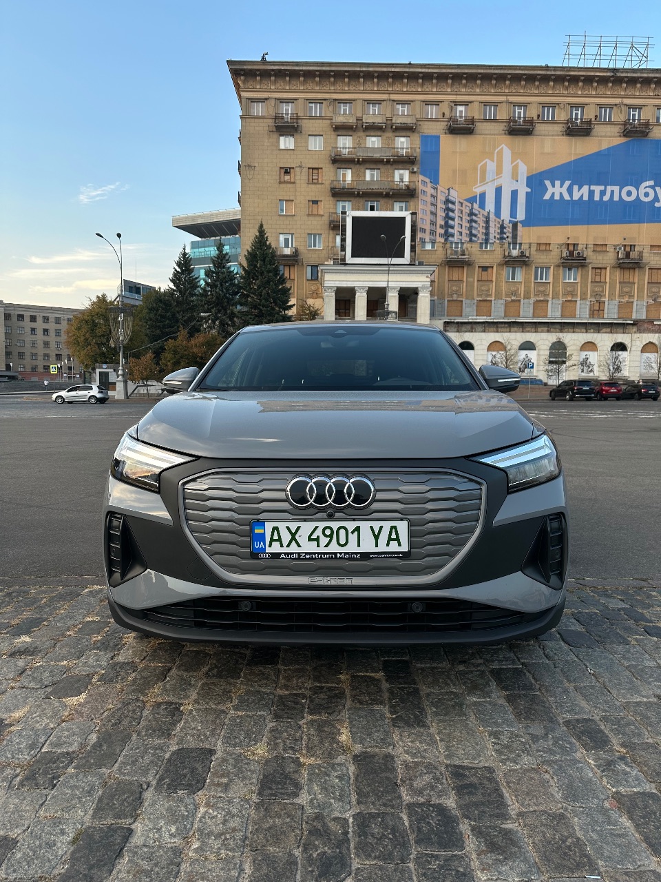 Audi Q4 Sportback e-tron - фото 1