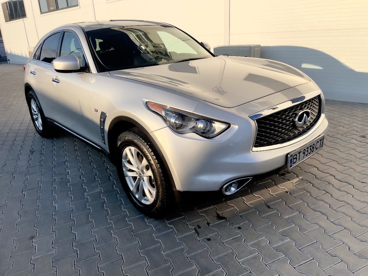 Infiniti QX70 - фото 1