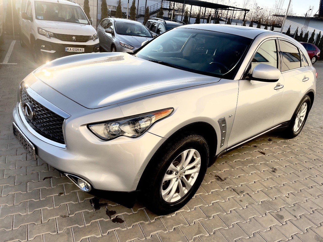 Infiniti QX70 - фото 2
