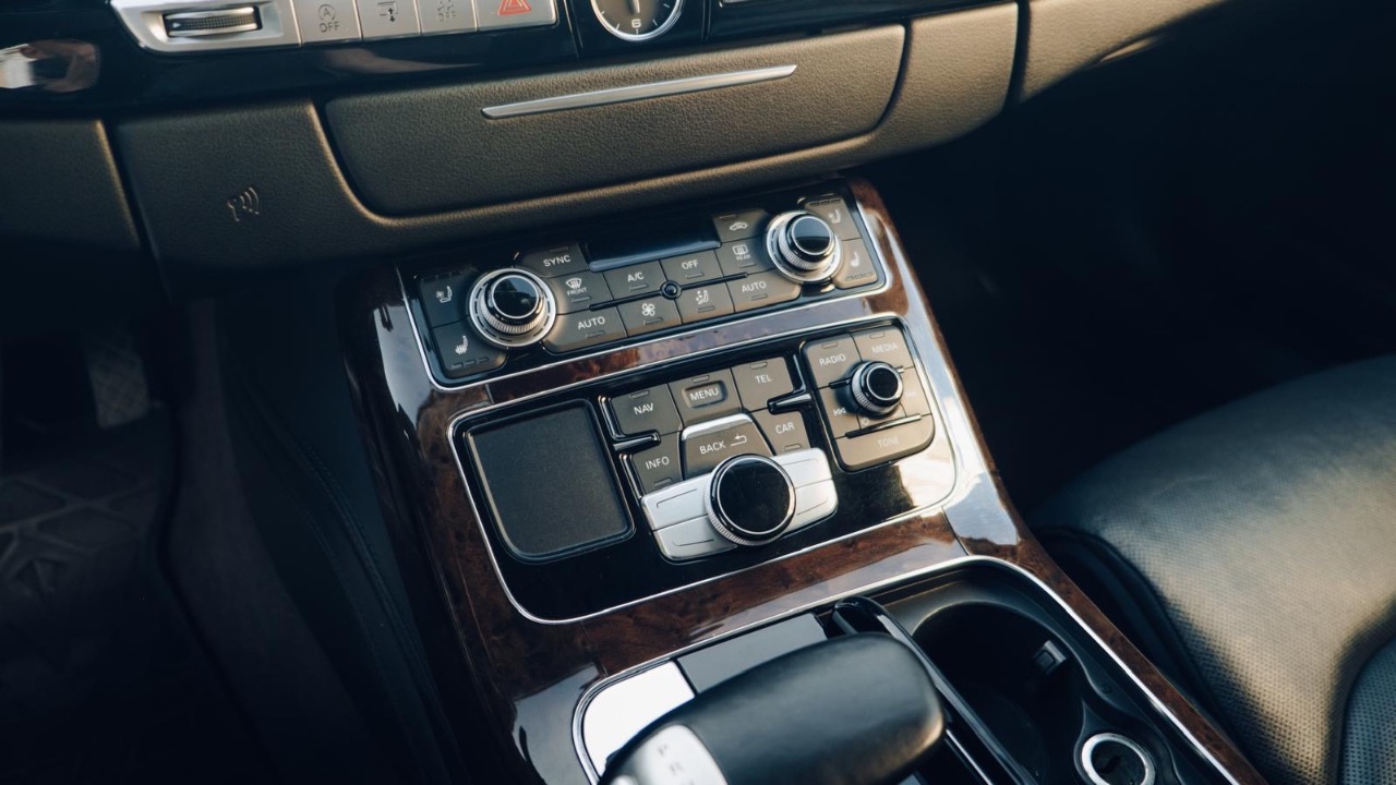 Audi A8 - фото 10