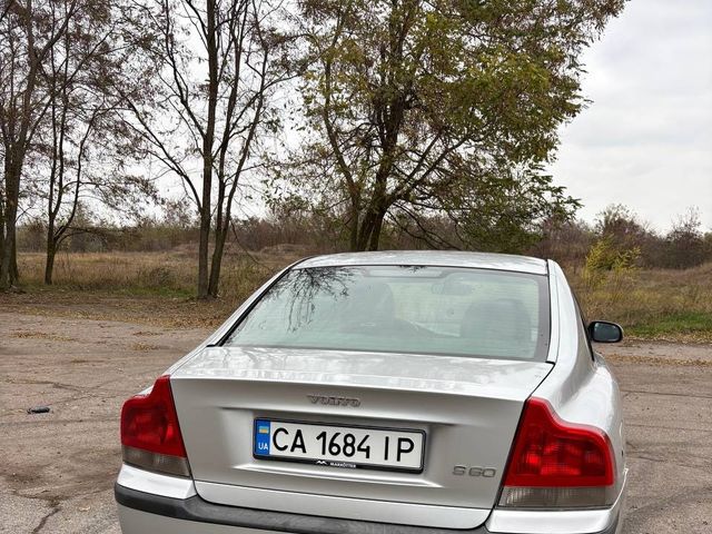 Volvo S60 - фото 2
