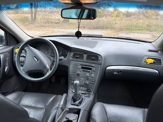 Volvo S60 - фото 1