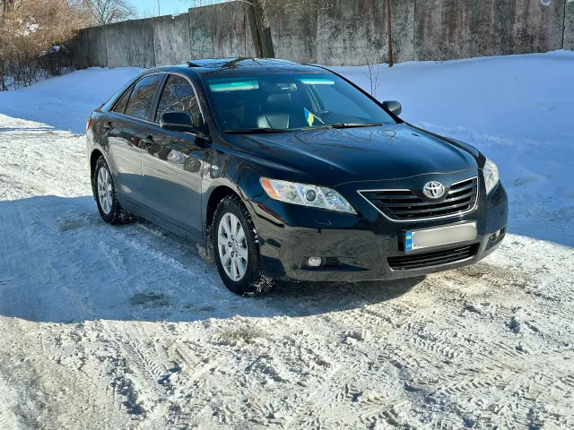 Toyota Camry - фото 1
