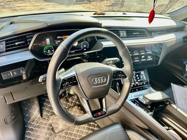 Audi e-tron - фото 4