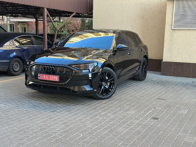 Audi e-tron - фото 1