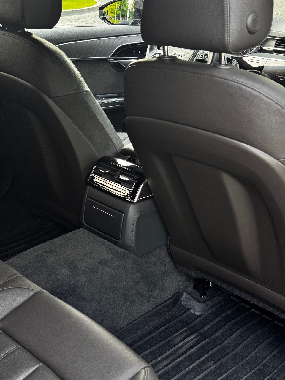 Audi A8 - фото 7