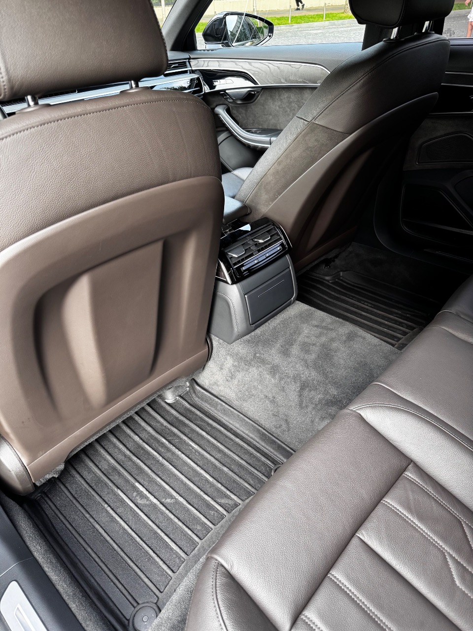 Audi A8 - фото 11