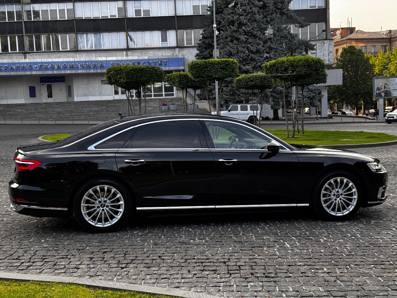 Audi A8 - фото 6