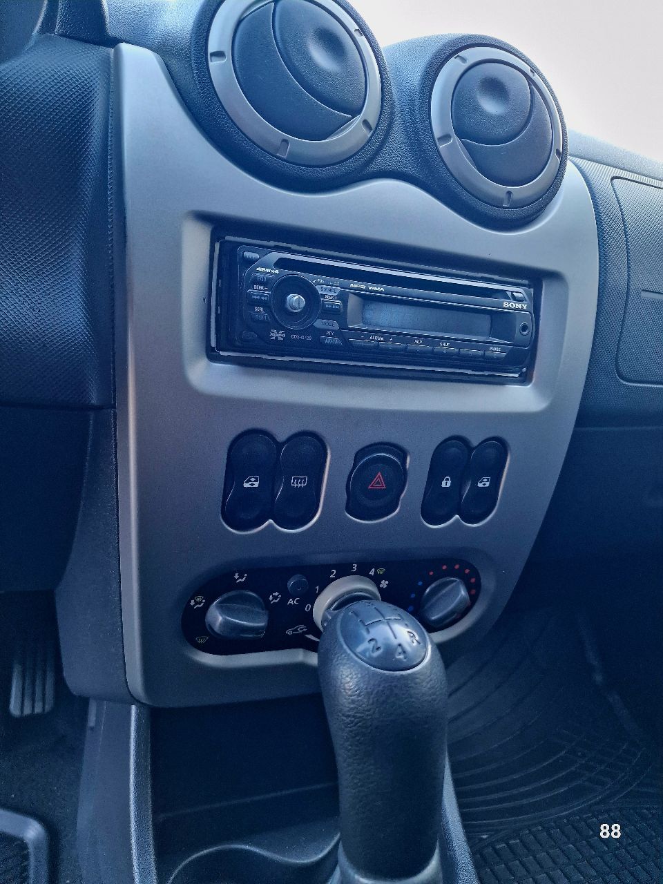 Dacia Sandero - фото 4