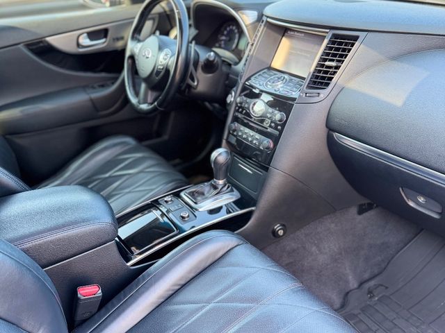 Infiniti QX70 - фото 4