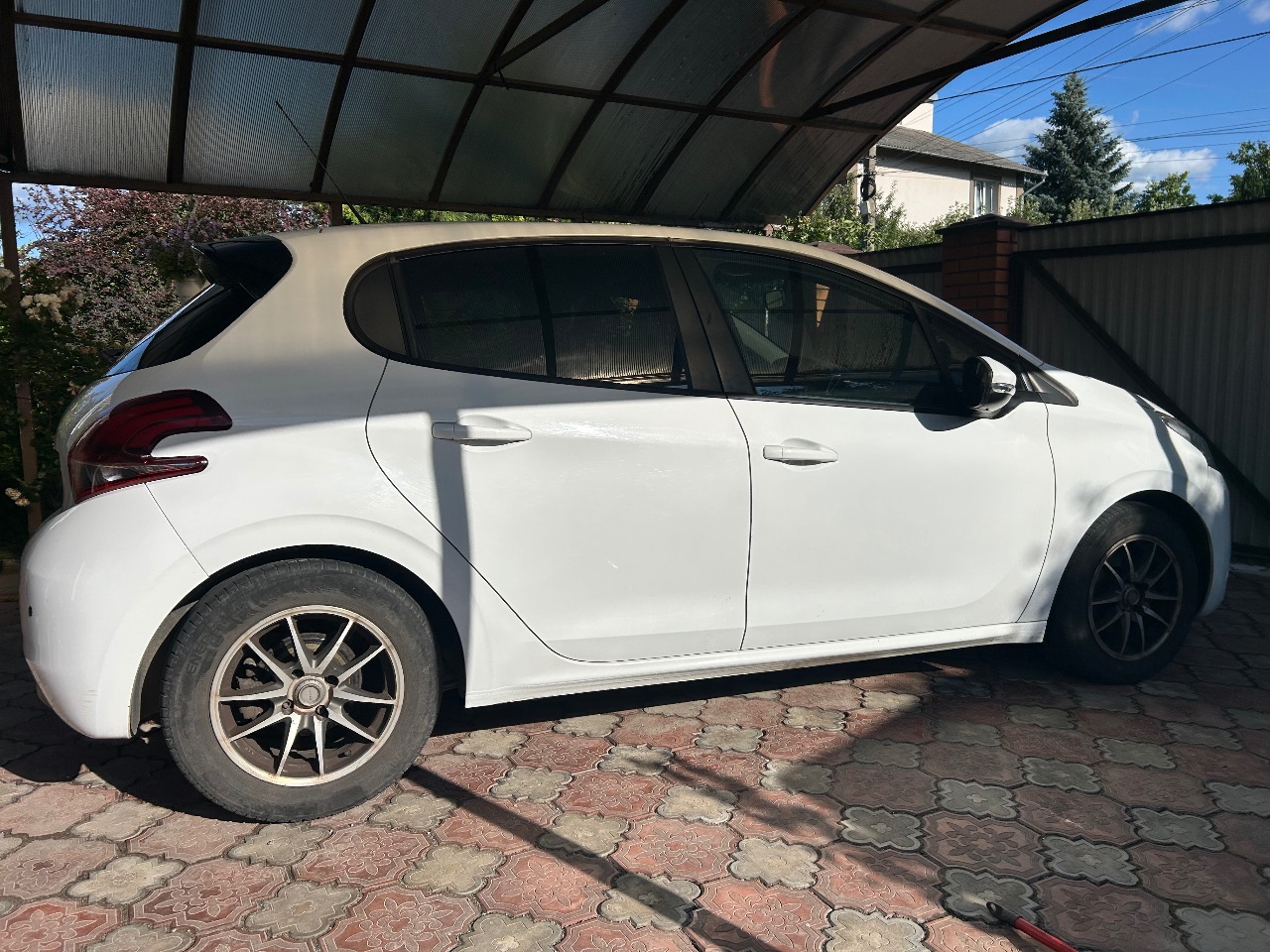 Peugeot 208 - фото 9