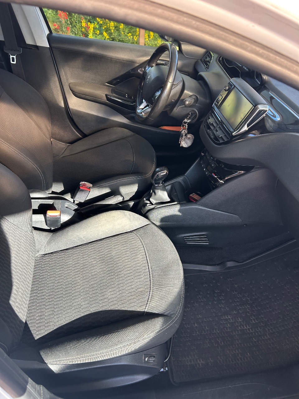 Peugeot 208 - фото 8