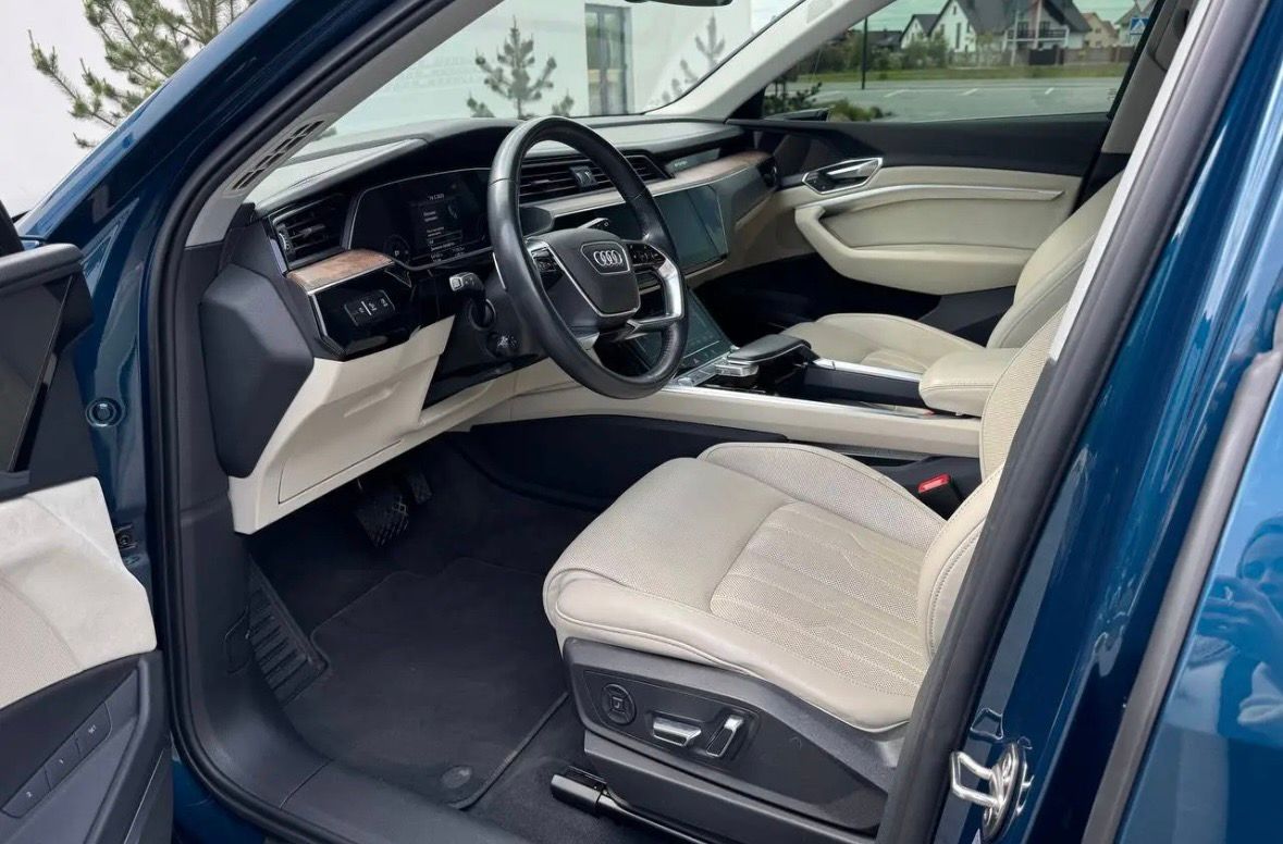 Audi e-tron - фото 7