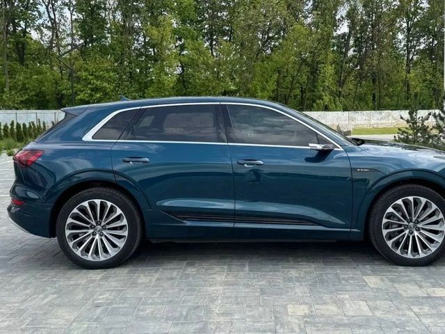 Audi e-tron - фото 5