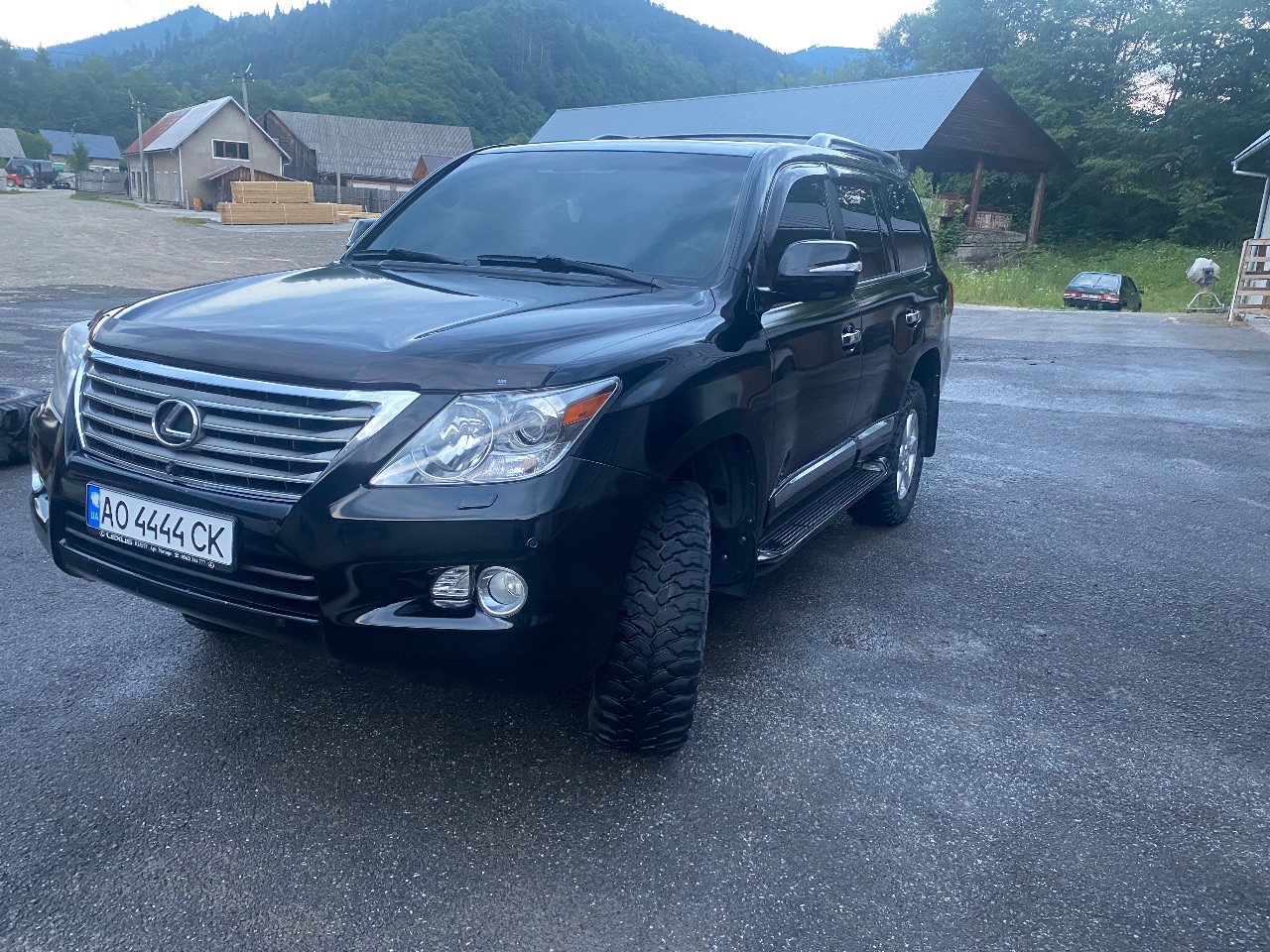 Lexus LX - фото 1