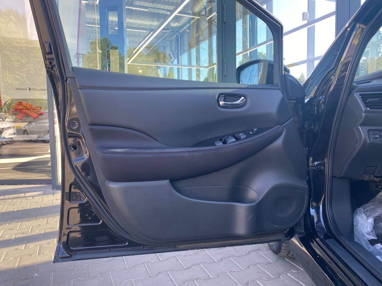 Nissan Leaf - фото 1