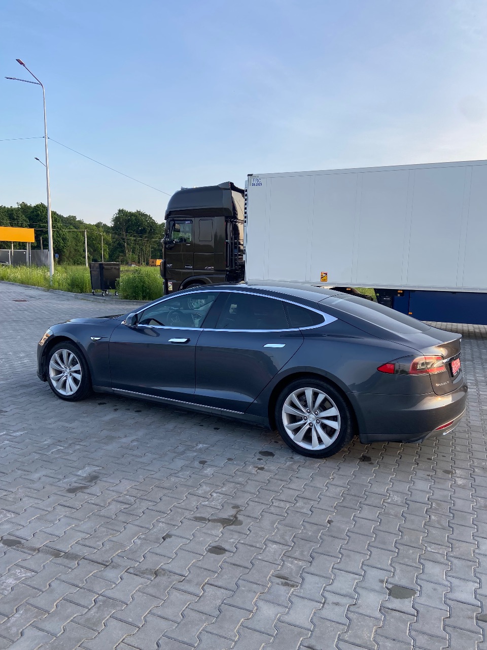Tesla Model S - фото 19
