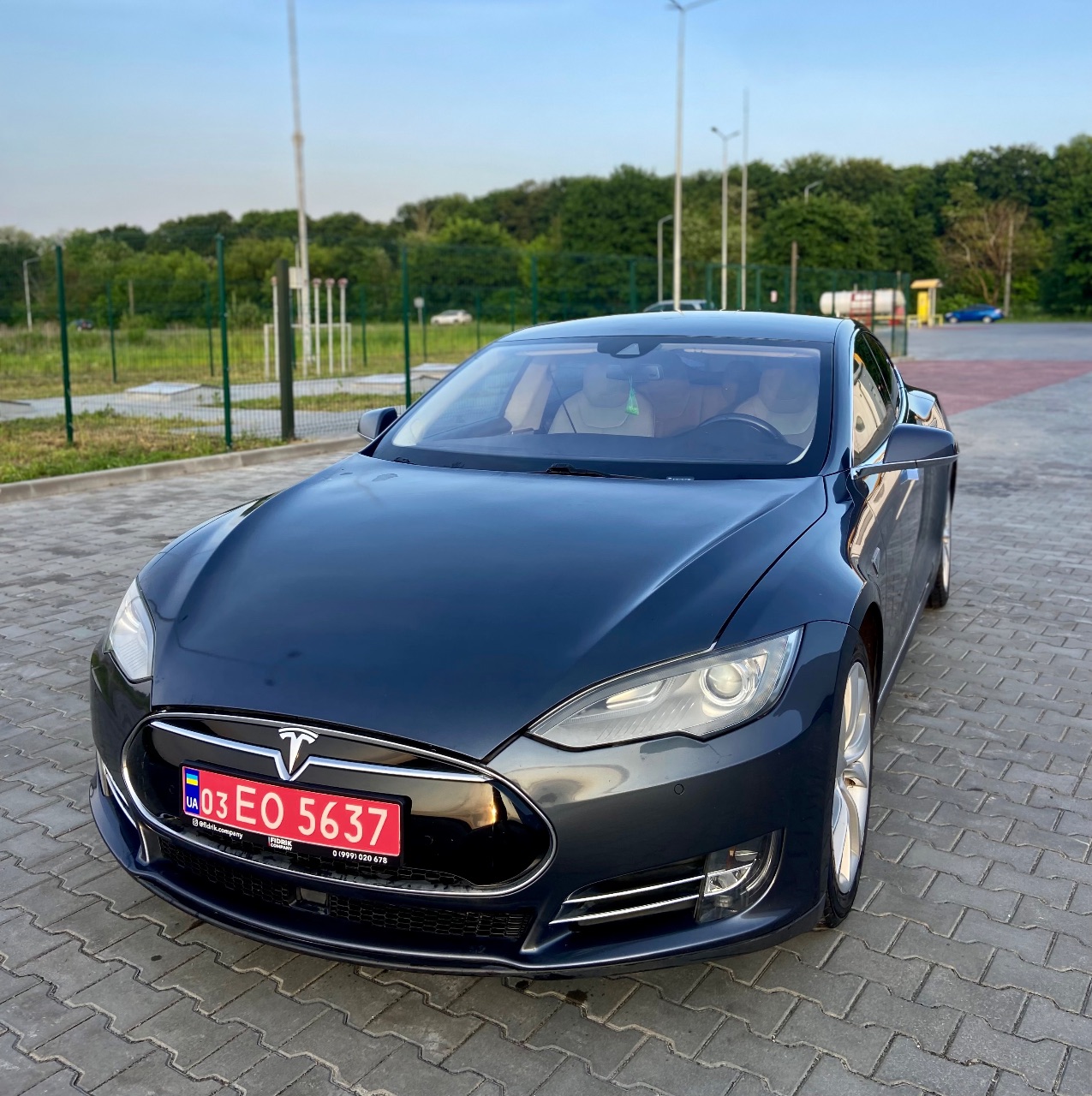 Tesla Model S - фото 1