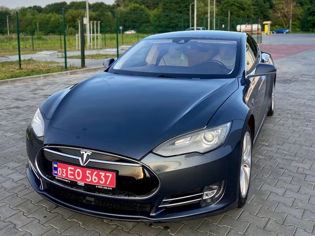 Tesla Model S - фото 1