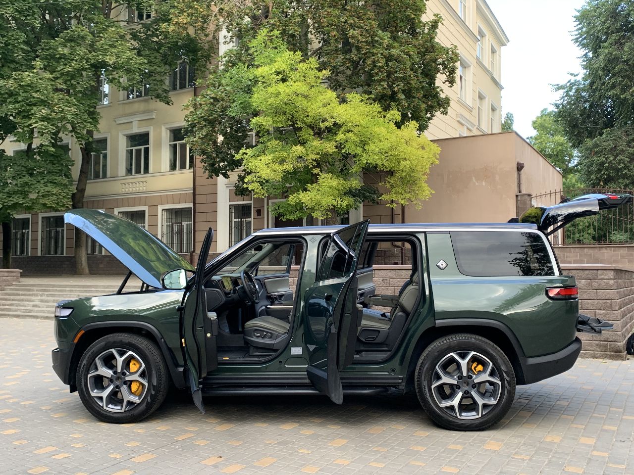 Rivian R1S - фото 8