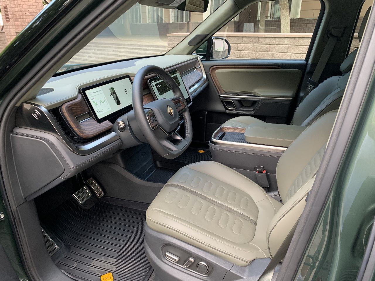 Rivian R1S - фото 11