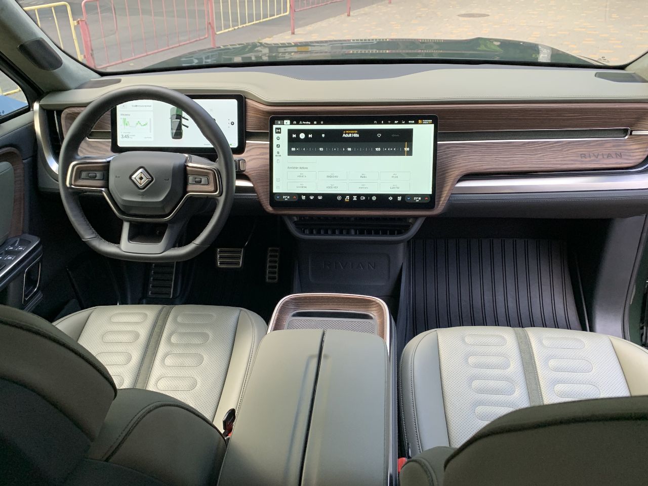Rivian R1S - фото 12