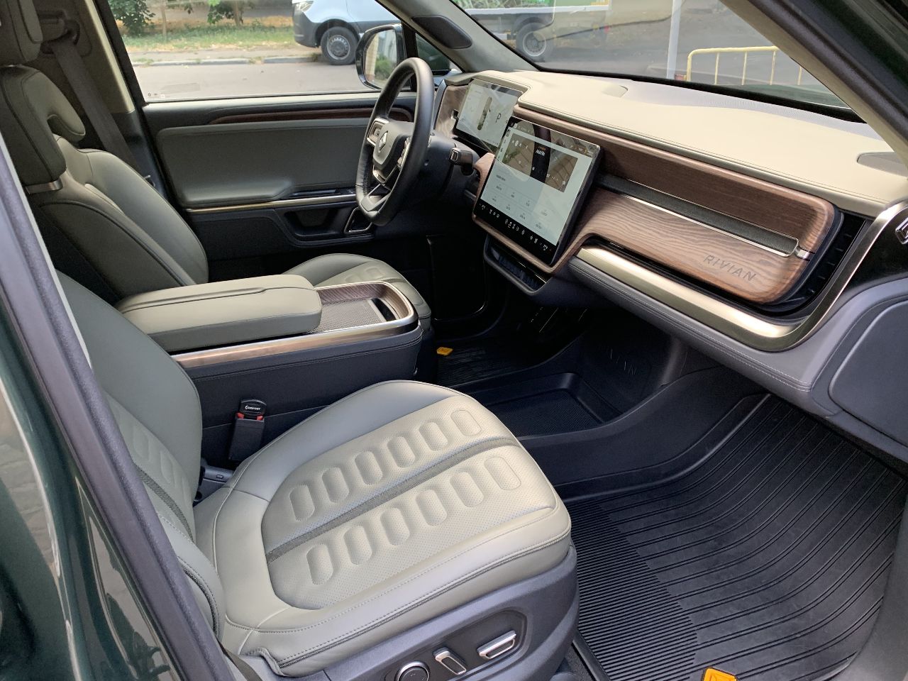 Rivian R1S - фото 14
