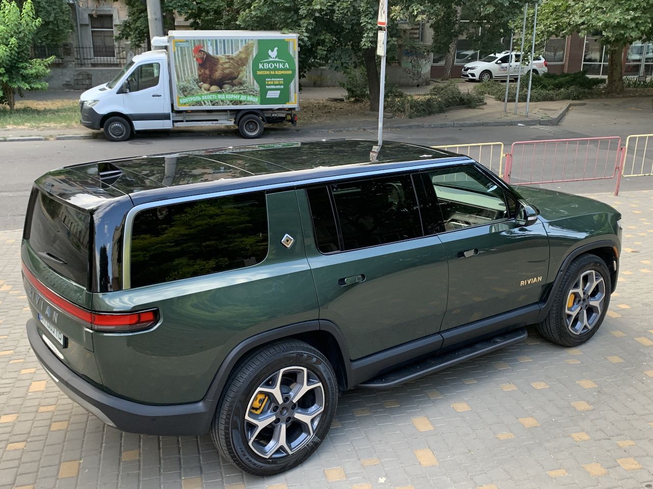 Rivian R1S - фото 7
