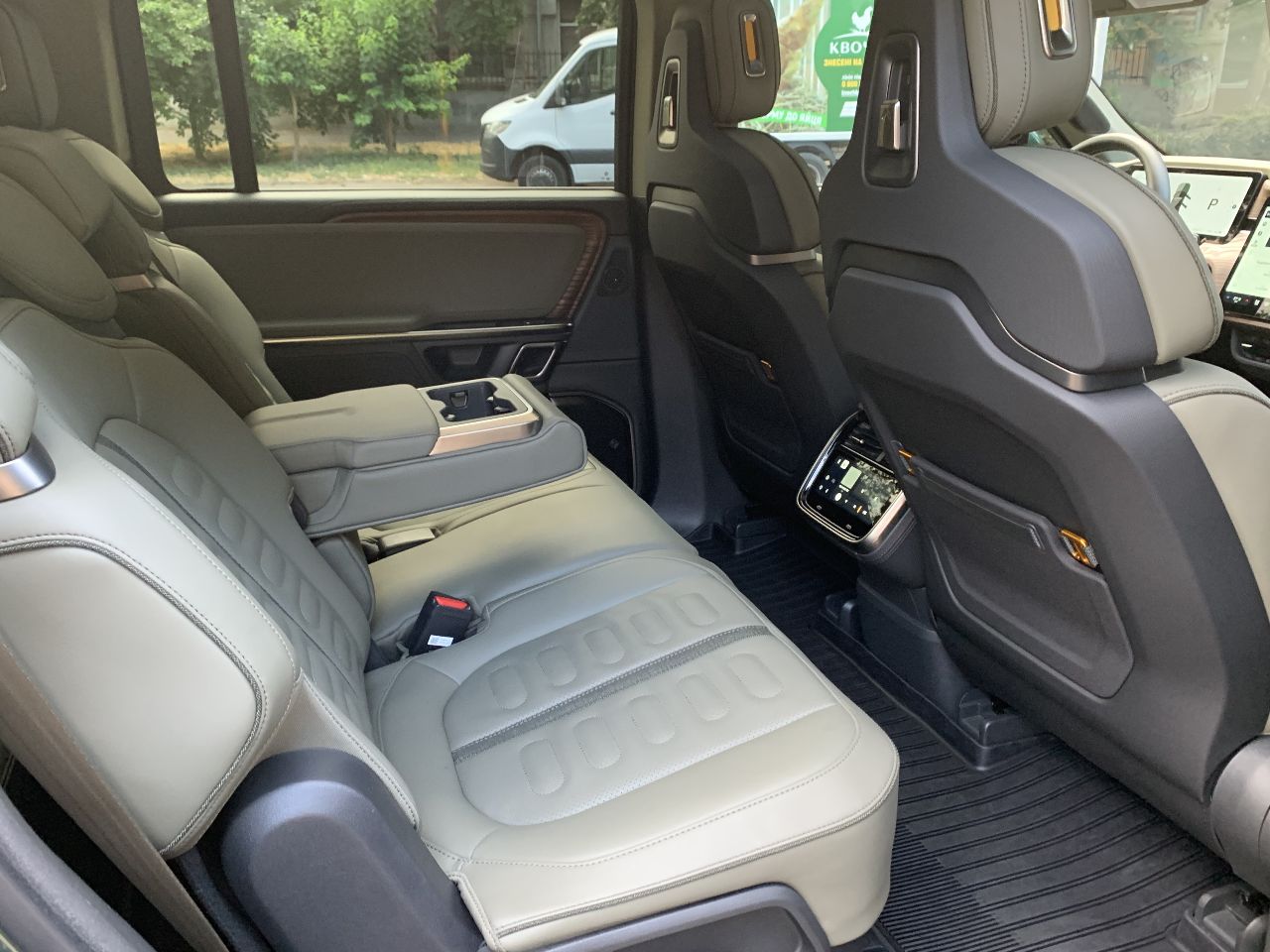 Rivian R1S - фото 15