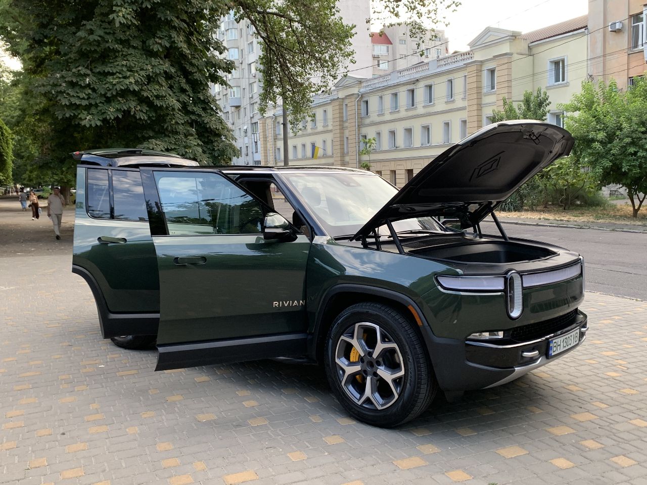 Rivian R1S - фото 9