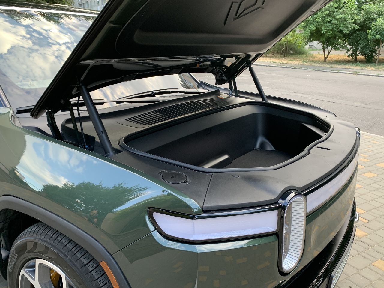 Rivian R1S - фото 10