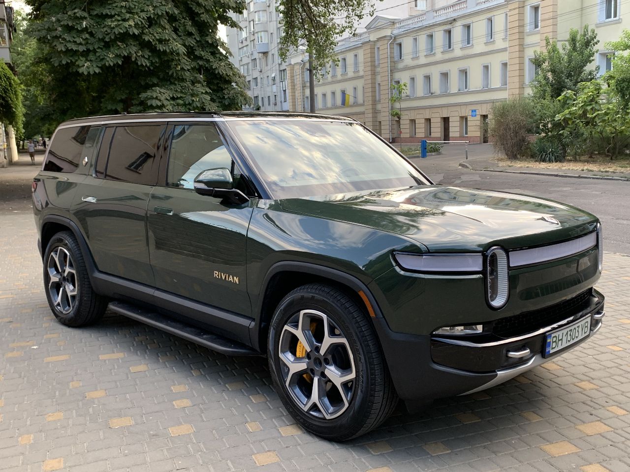 Rivian R1S - фото 3
