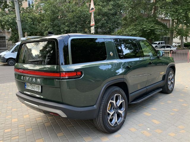 Rivian R1S - фото 4