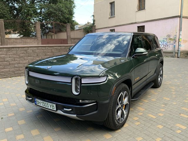Rivian R1S - фото 1