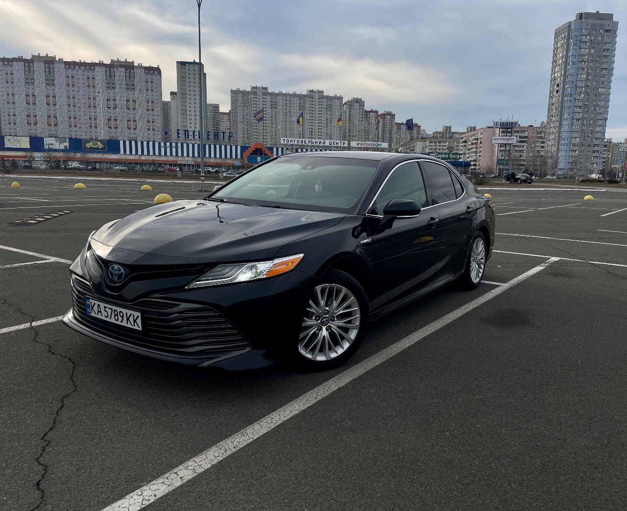 Toyota Camry - фото 1