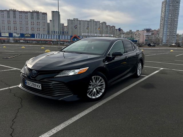 Toyota Camry - фото 1