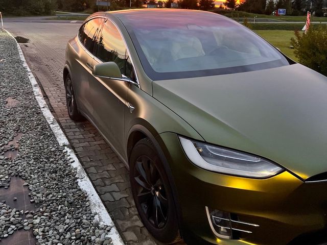 Tesla Model X - фото 1