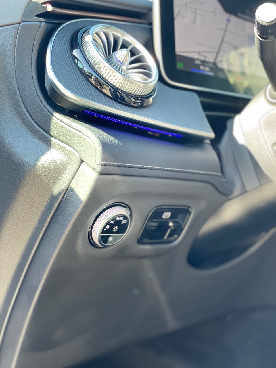 Mercedes-Benz EQE SUV - фото 7