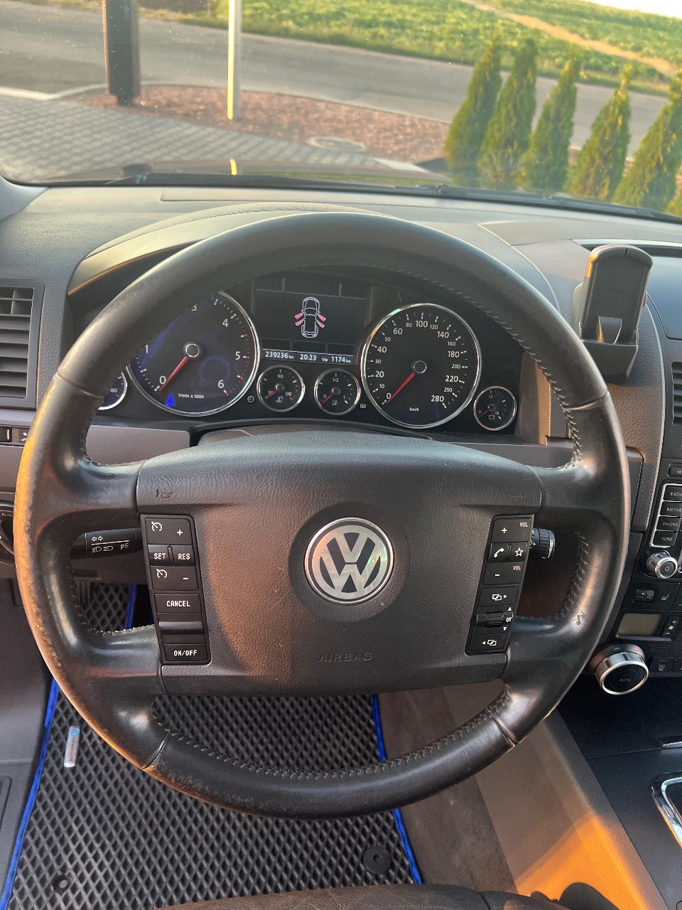 Volkswagen Touareg - фото 14