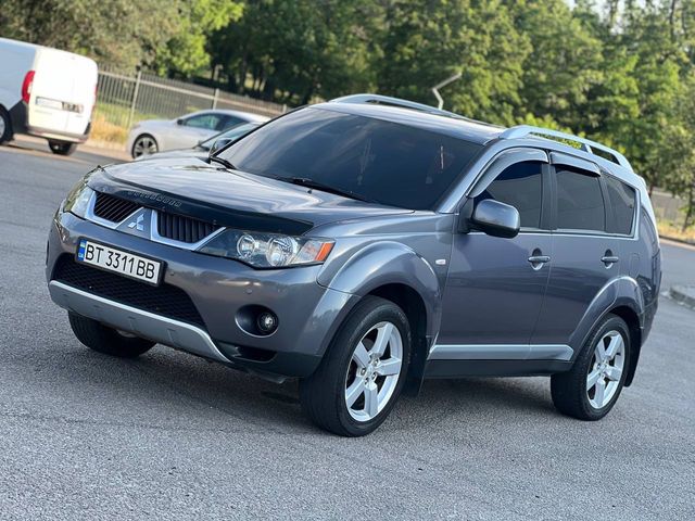 Mitsubishi Outlander - фото 1