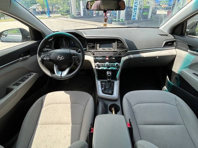 Hyundai Elantra - фото 1