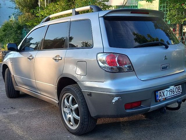 Mitsubishi Outlander - фото 1