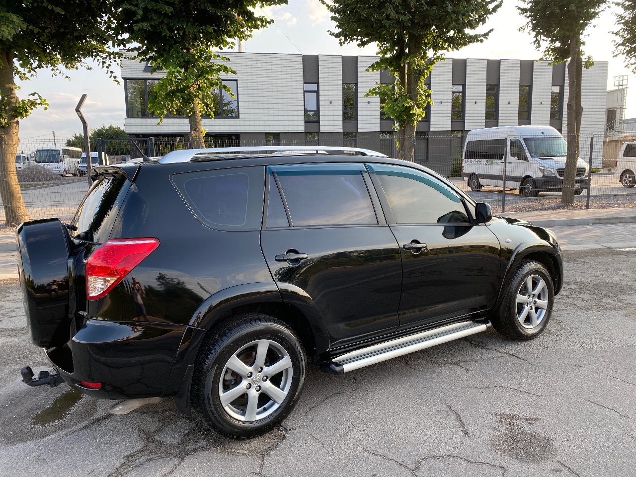 Toyota RAV4 - фото 3