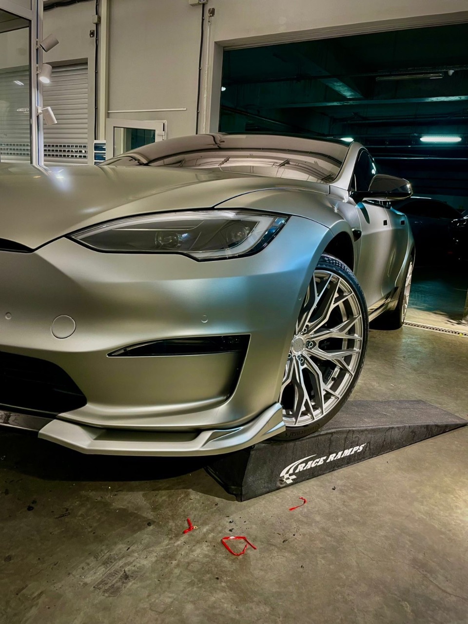 Tesla Model S - фото 1