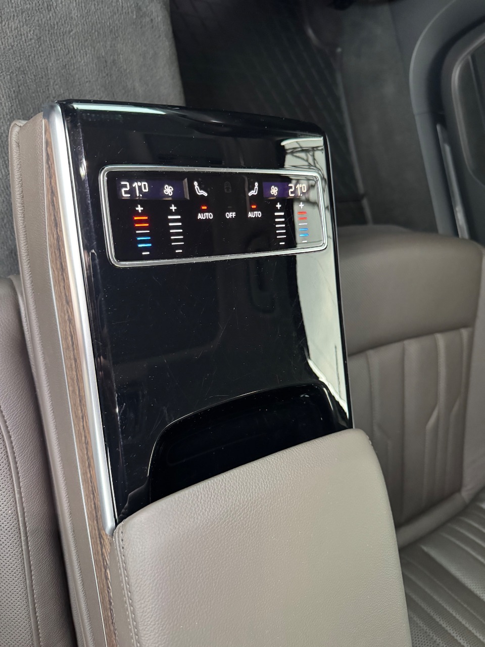 Audi A8 - фото 13