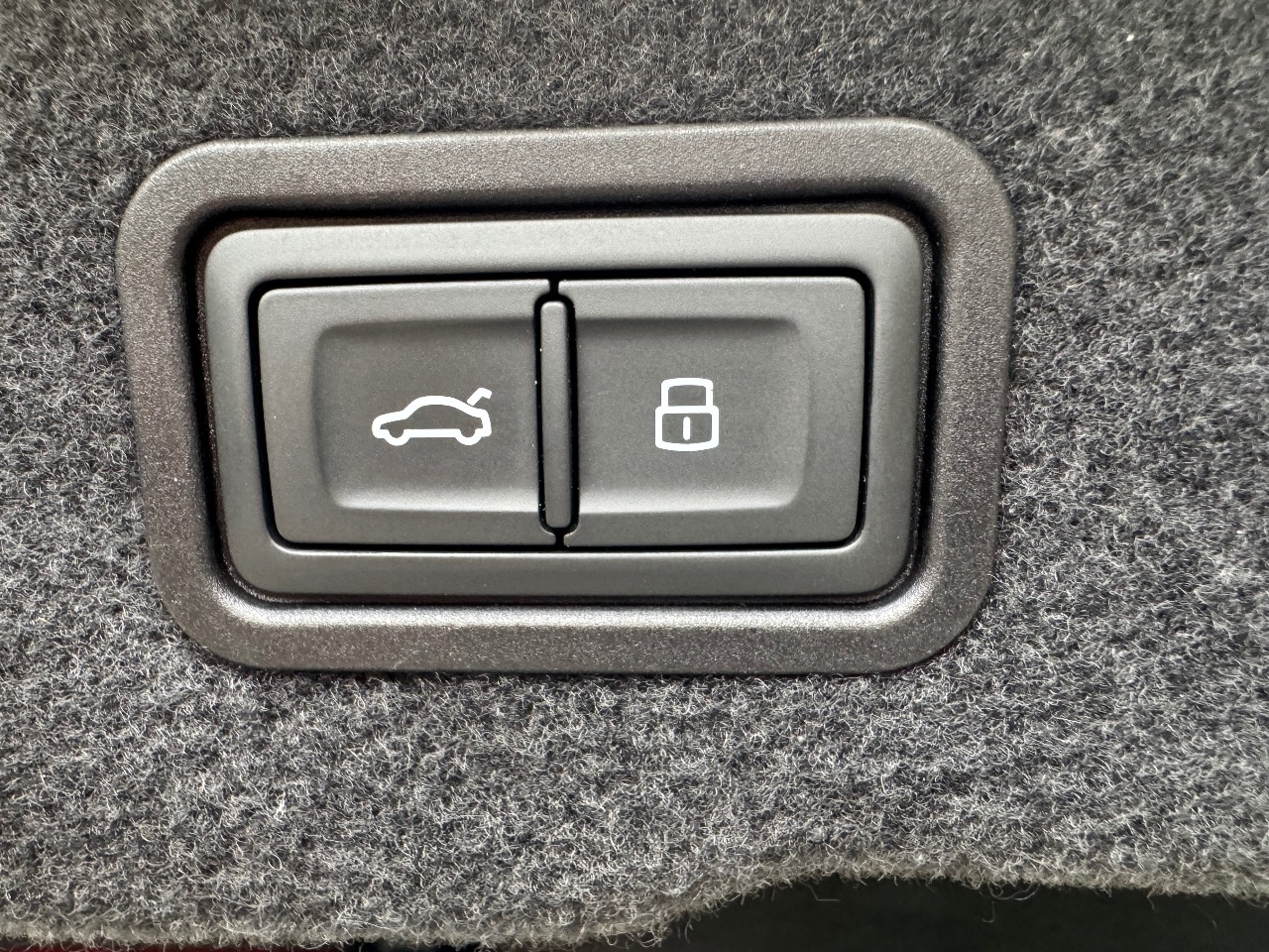 Audi A8 - фото 18