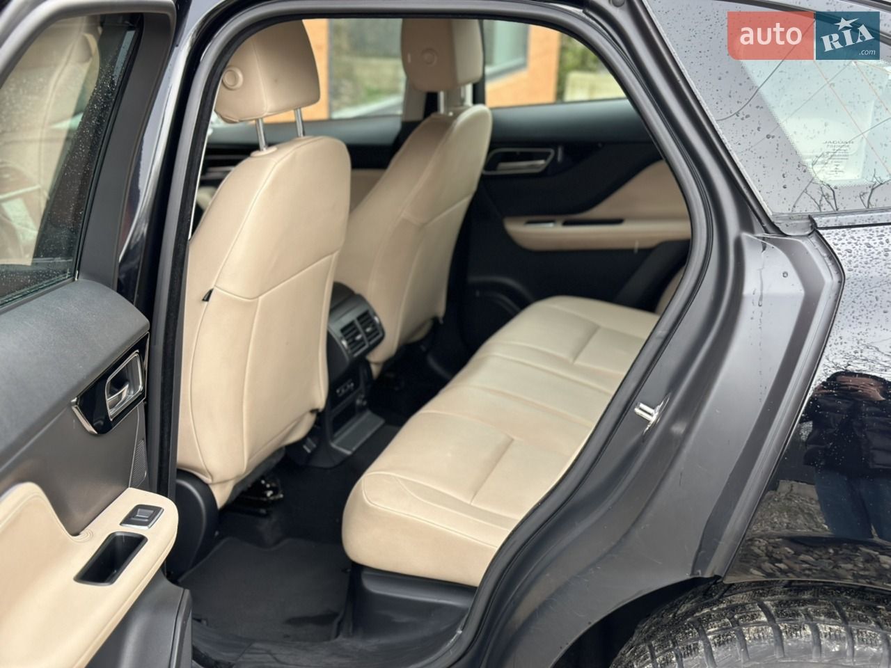 Jaguar F-Pace - фото 8