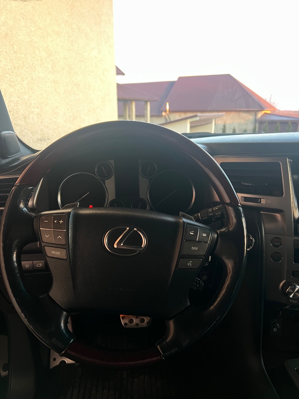 Lexus LX - фото 6