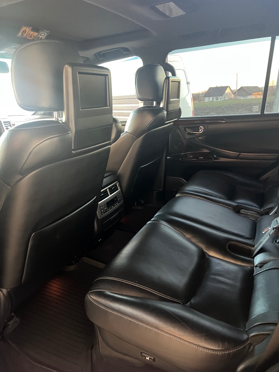 Lexus LX - фото 1